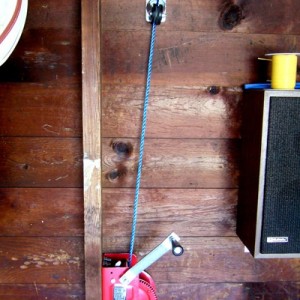 Cranking winch and caster pulley