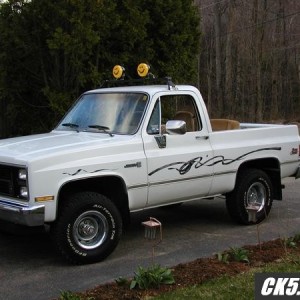 86, k5 with a 350, 700r4 and the graphics are custom