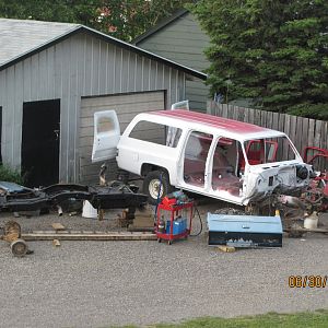 Now to swap the nice 3/4 ton body onto the 2wd converted to 4wd frame