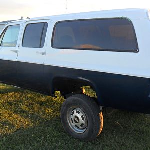 I took it to the farm center where a buddy works to finish the upper paint in white because the temperature dropped off