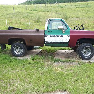 4inch lift 33s and ralleys. Going green and white like the cab when painted