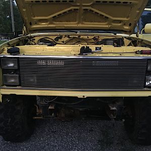 Lights hidden behind the grille