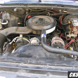 1991 V2500 Suburban Under Hood