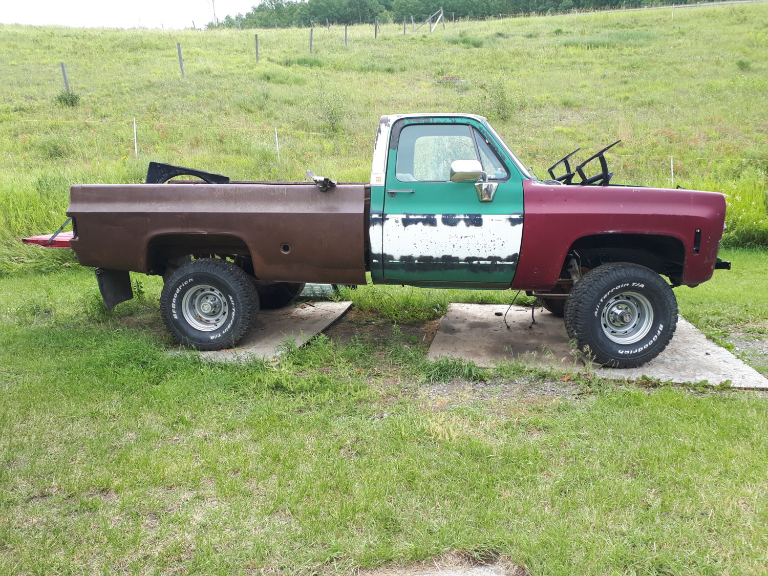 4inch lift 33s and ralleys. Going green and white like the cab when painted