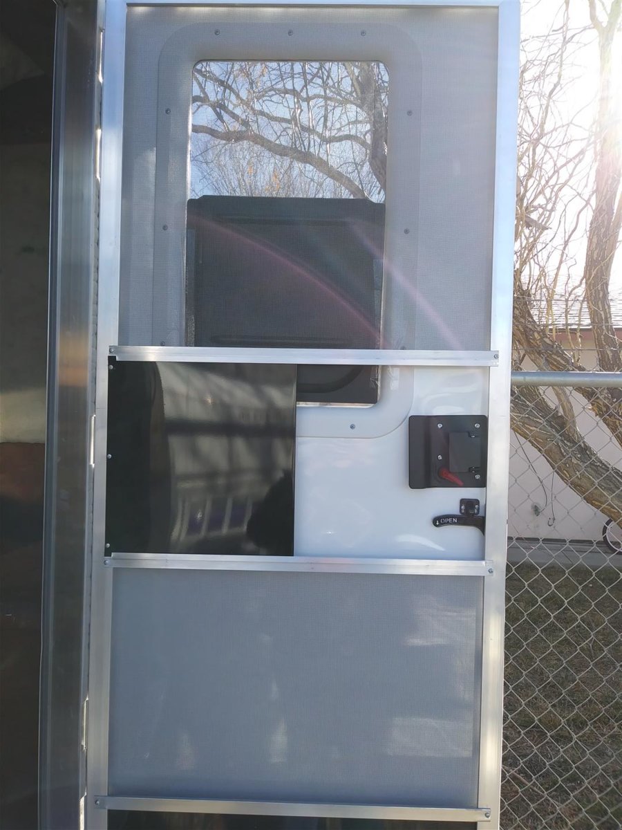 Even has a screen door!