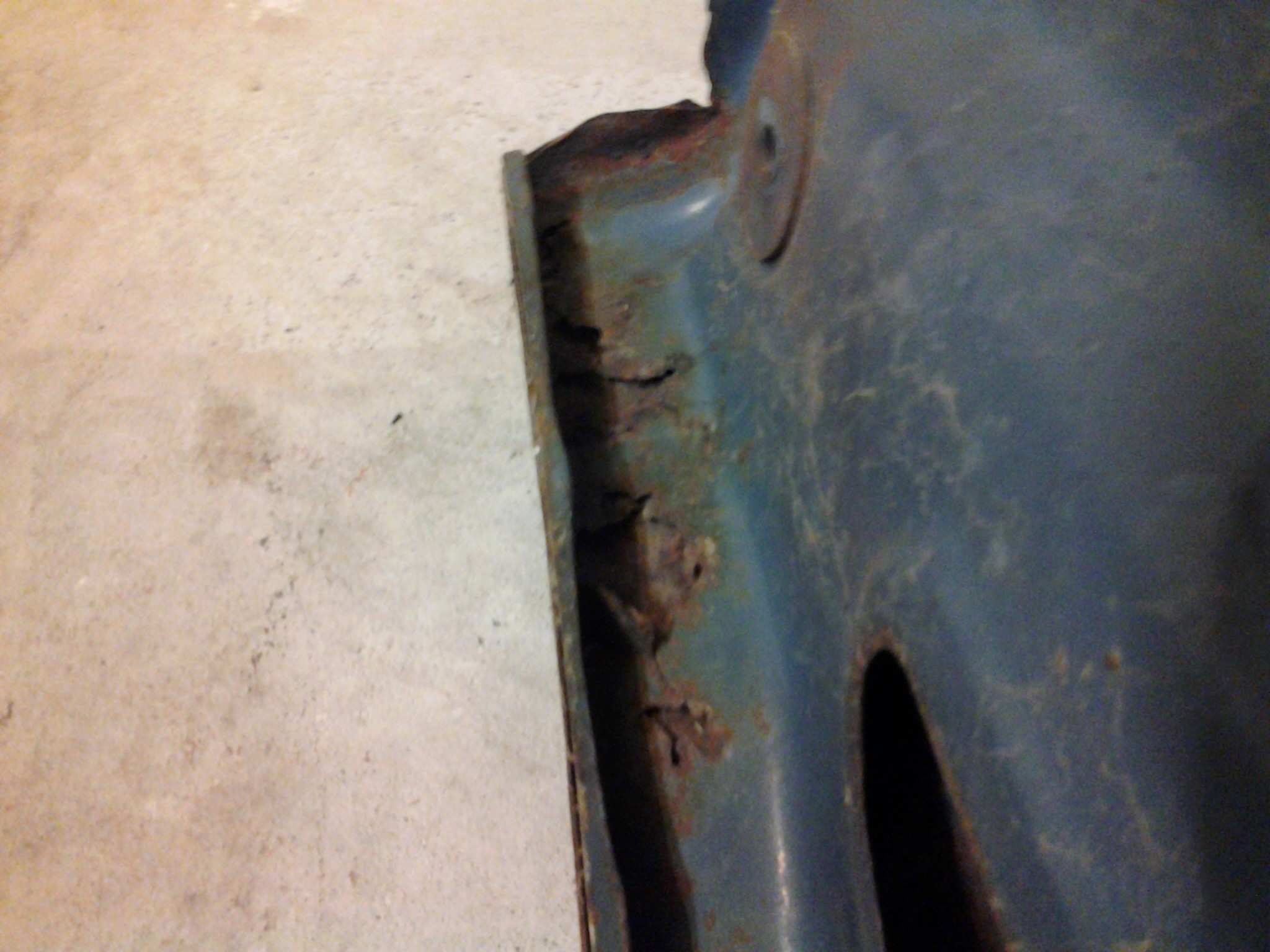 Hood Corner rust 1