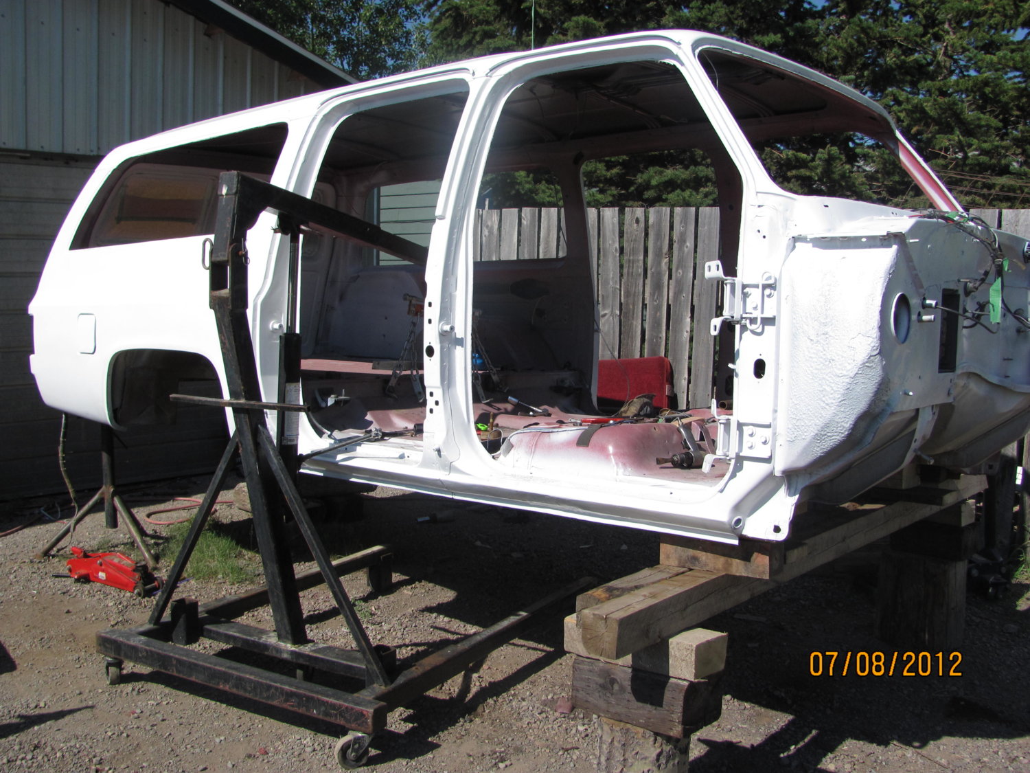 I used an engine crane and the seatbelt bolt holes to lift from...Balance was near perfect