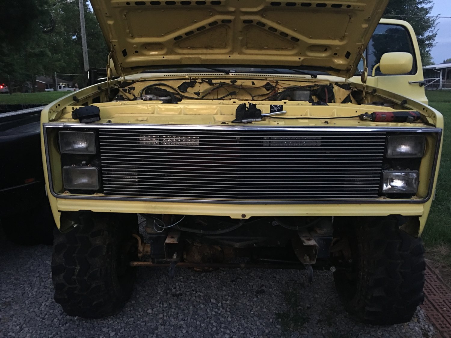 Lights hidden behind the grille