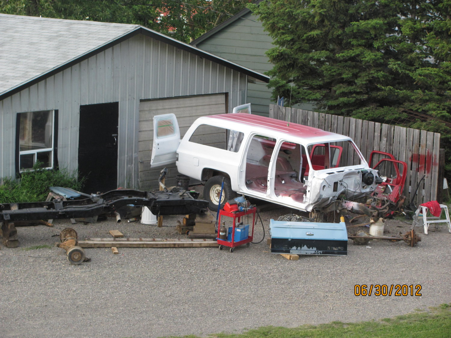 Now to swap the nice 3/4 ton body onto the 2wd converted to 4wd frame