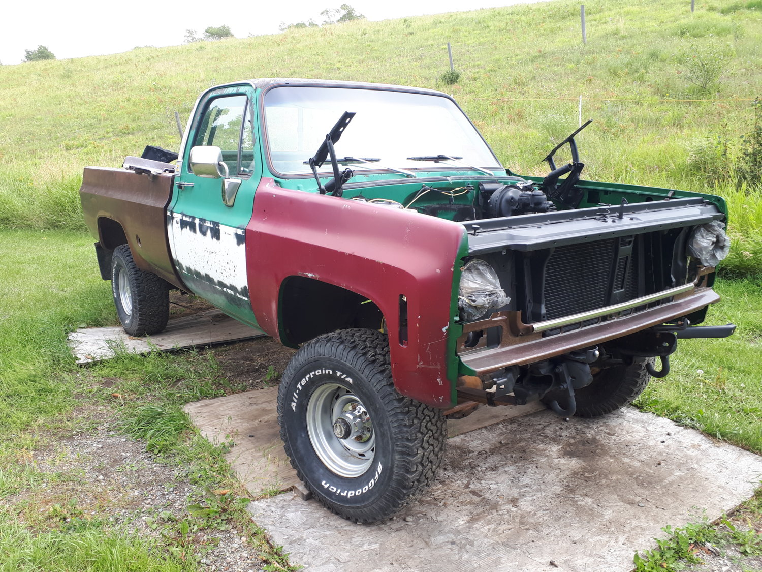 The box is pretty rust free. But has some ranch work pinstriping