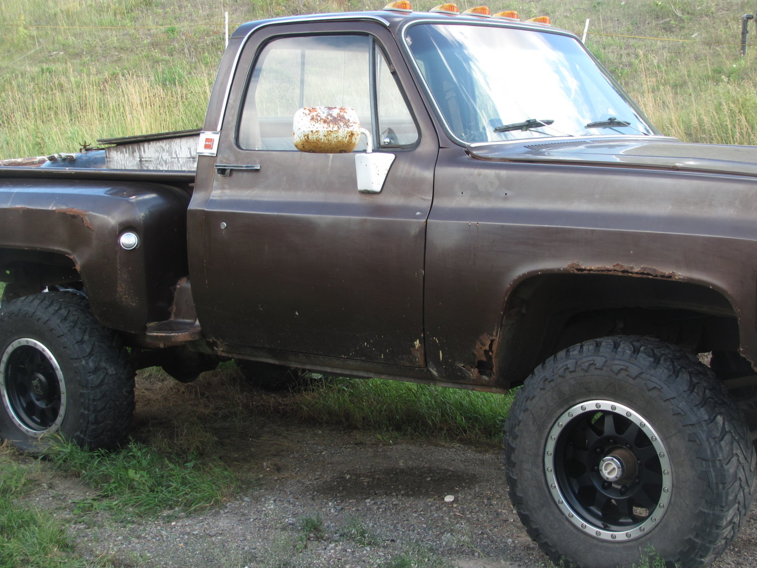 trying on the rims I took off the suburban.  They will suit the build direction