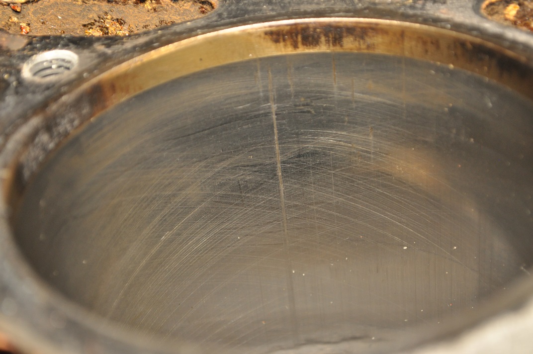 Vertical scratch in cylinder 4