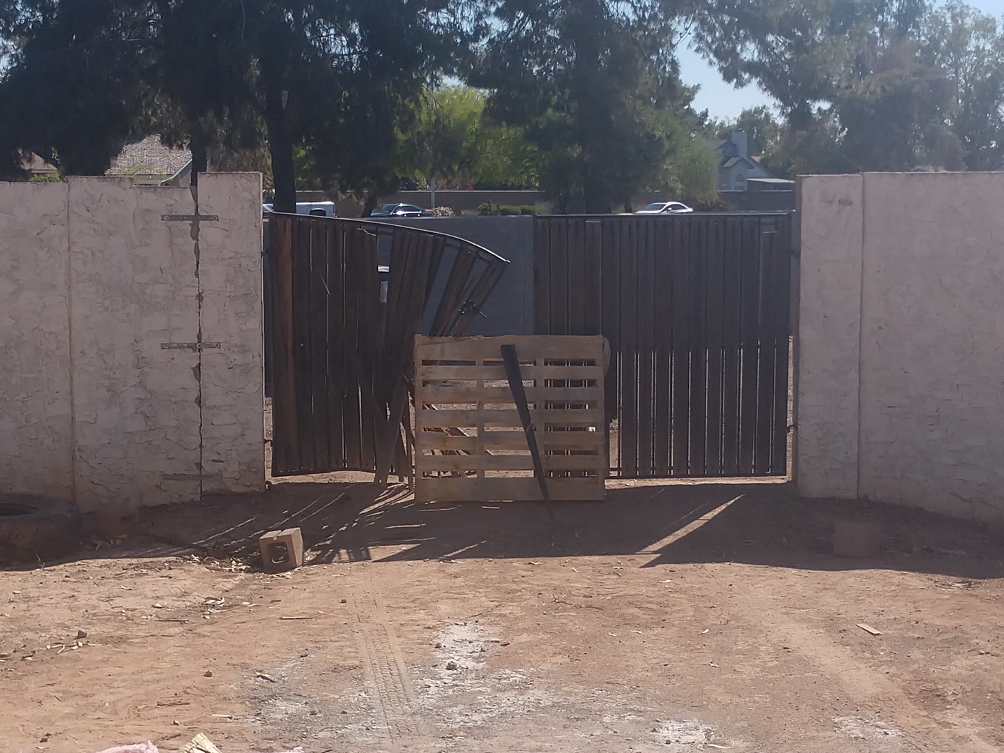 Gate-01.jpg