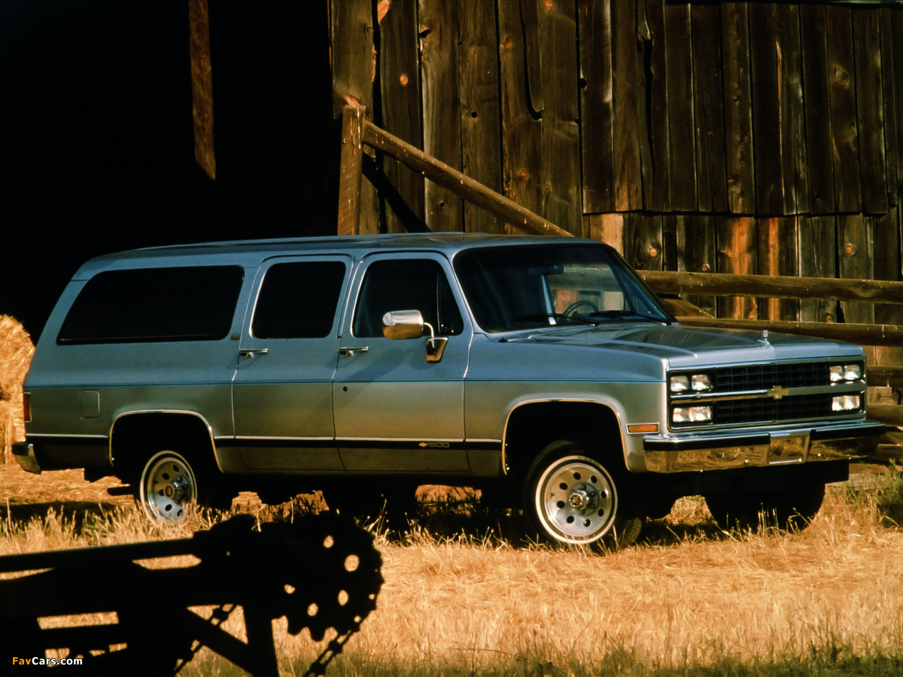 chevrolet_suburban_1989_wallpapers_1.jpg