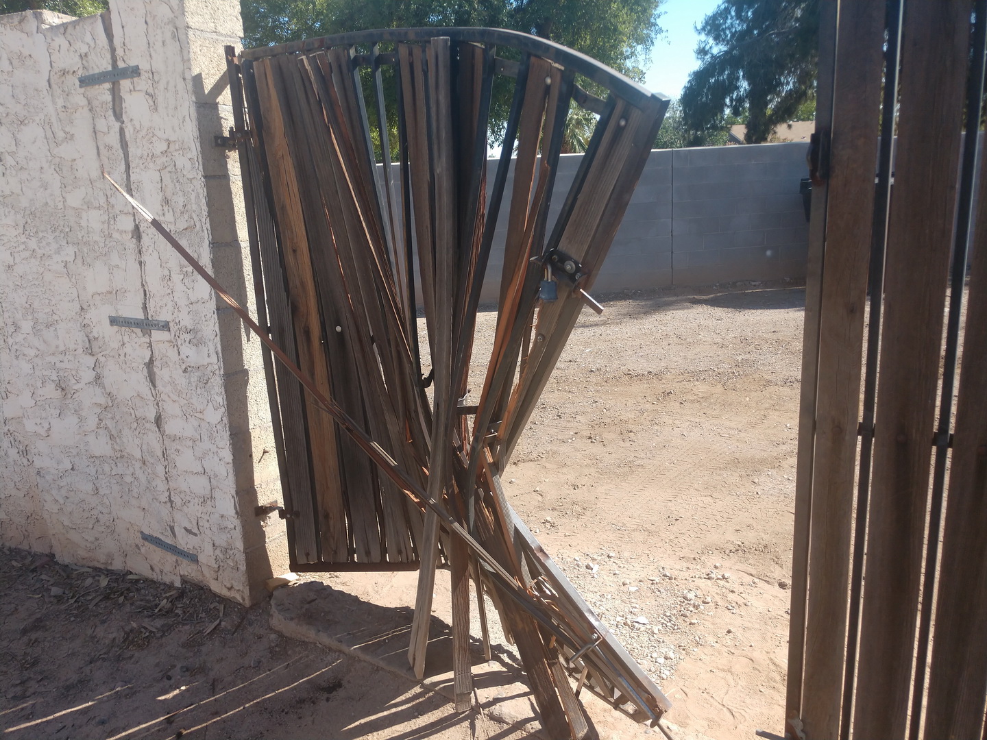 Gate-02.jpg