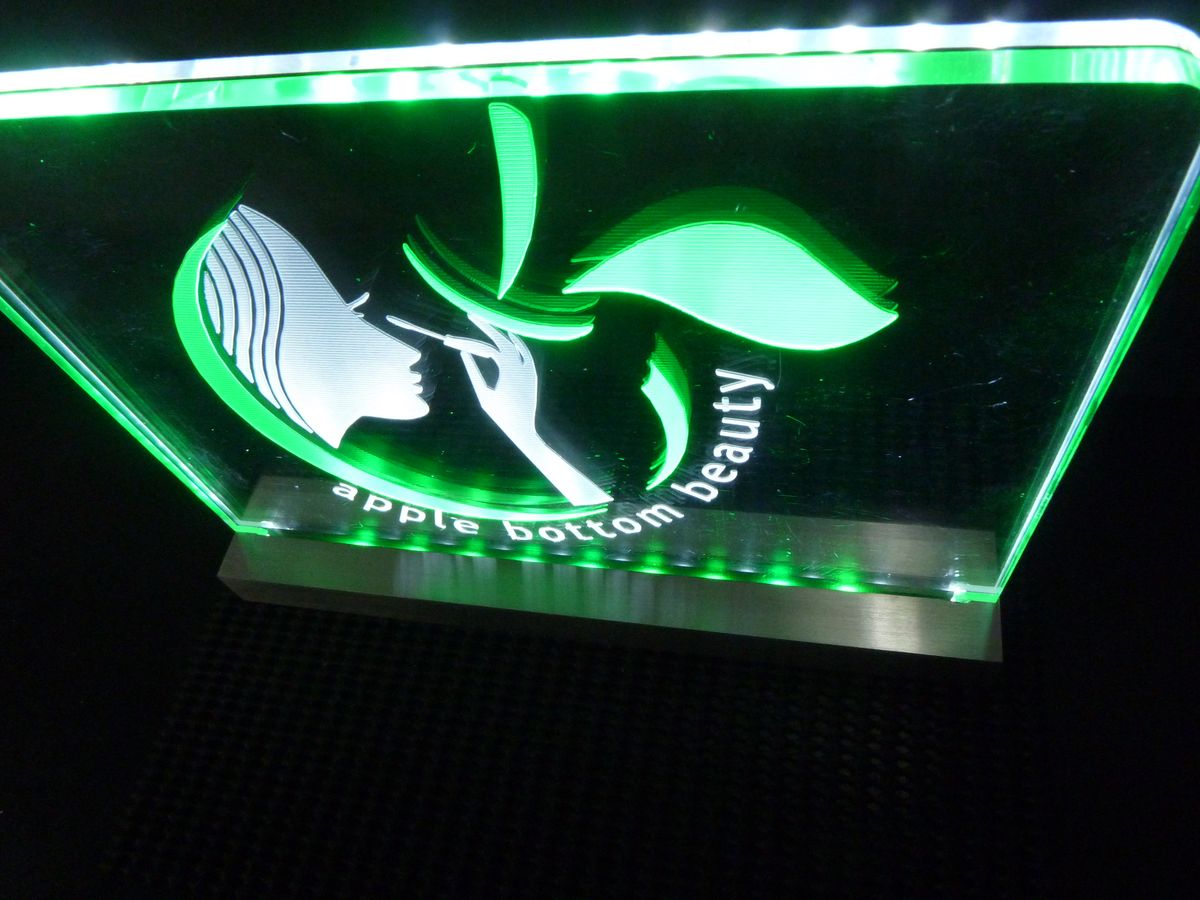 Making%20Apple-Bottom-Beauty%202%20Colour%20Acrylic%20Logo_14.JPG